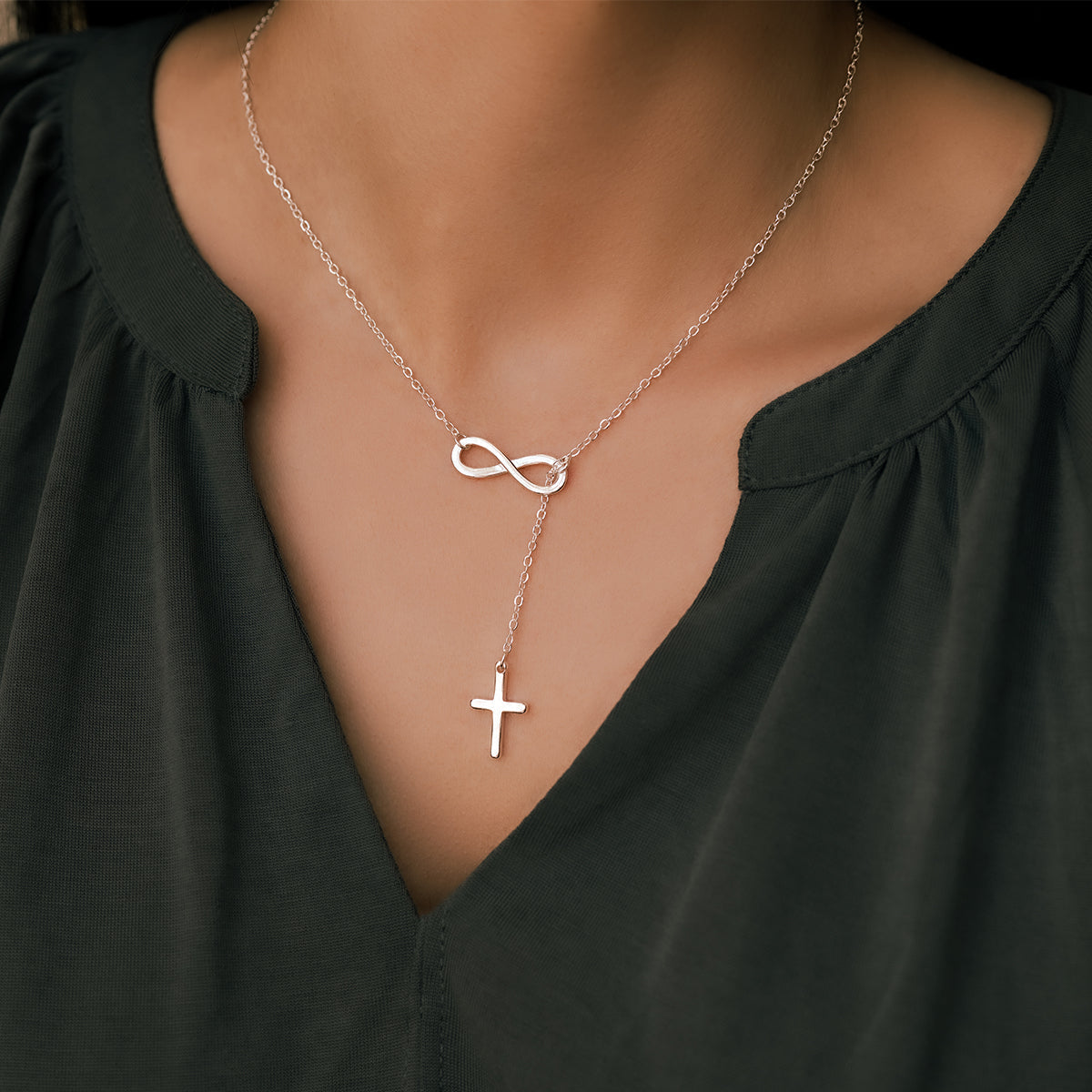 Yuna – Collier avec pendentif en croix infinie