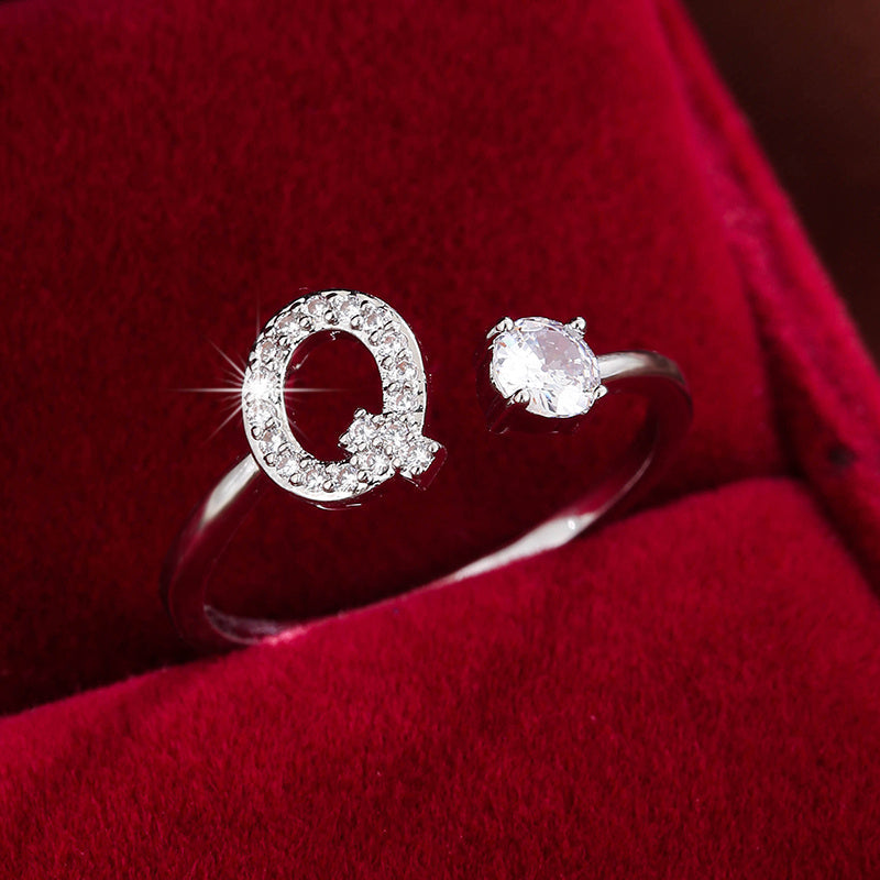 Nova – Bague ouverte moderne avec initiale et zircon
