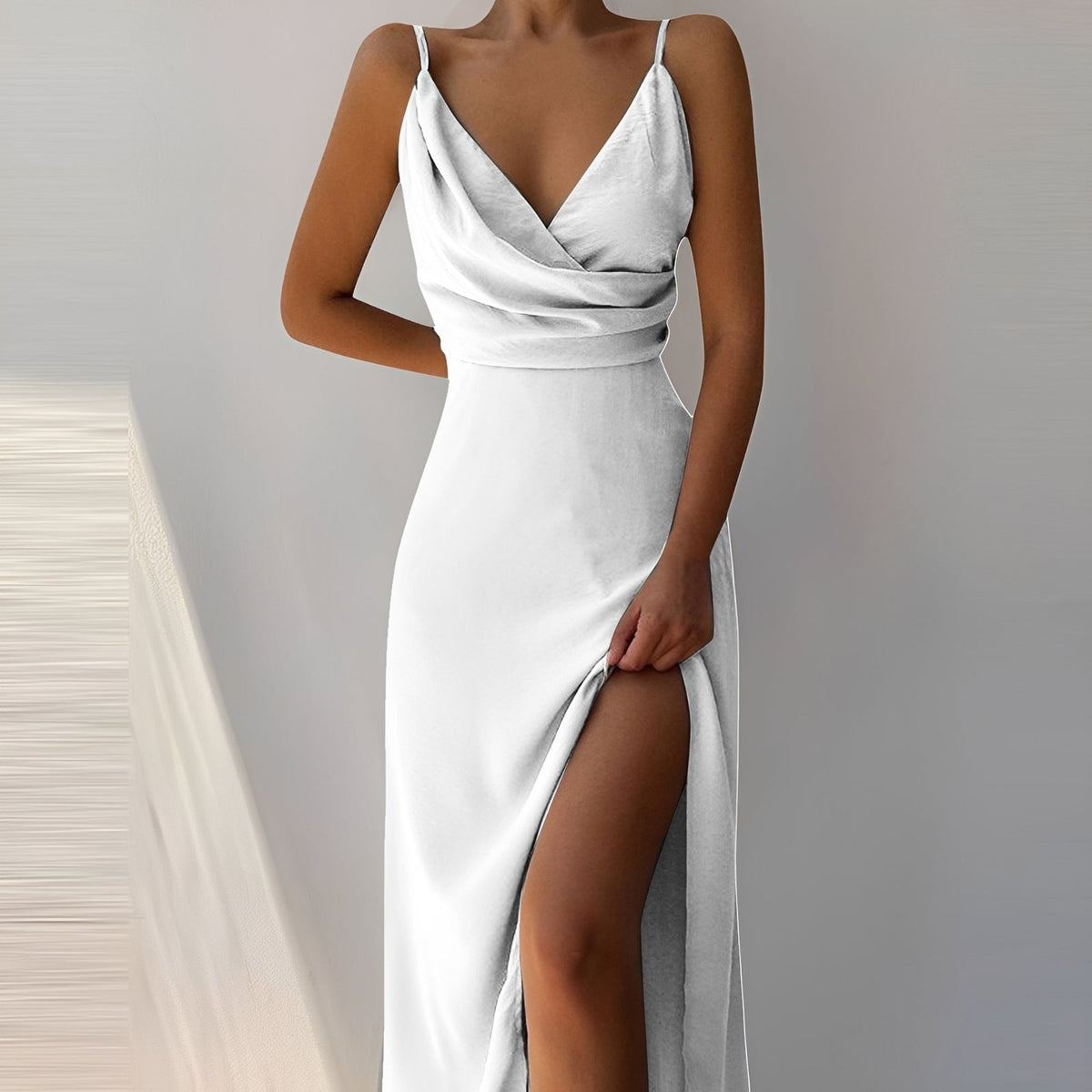 Angela - Robe chic à bretelles avec fente pour femmes