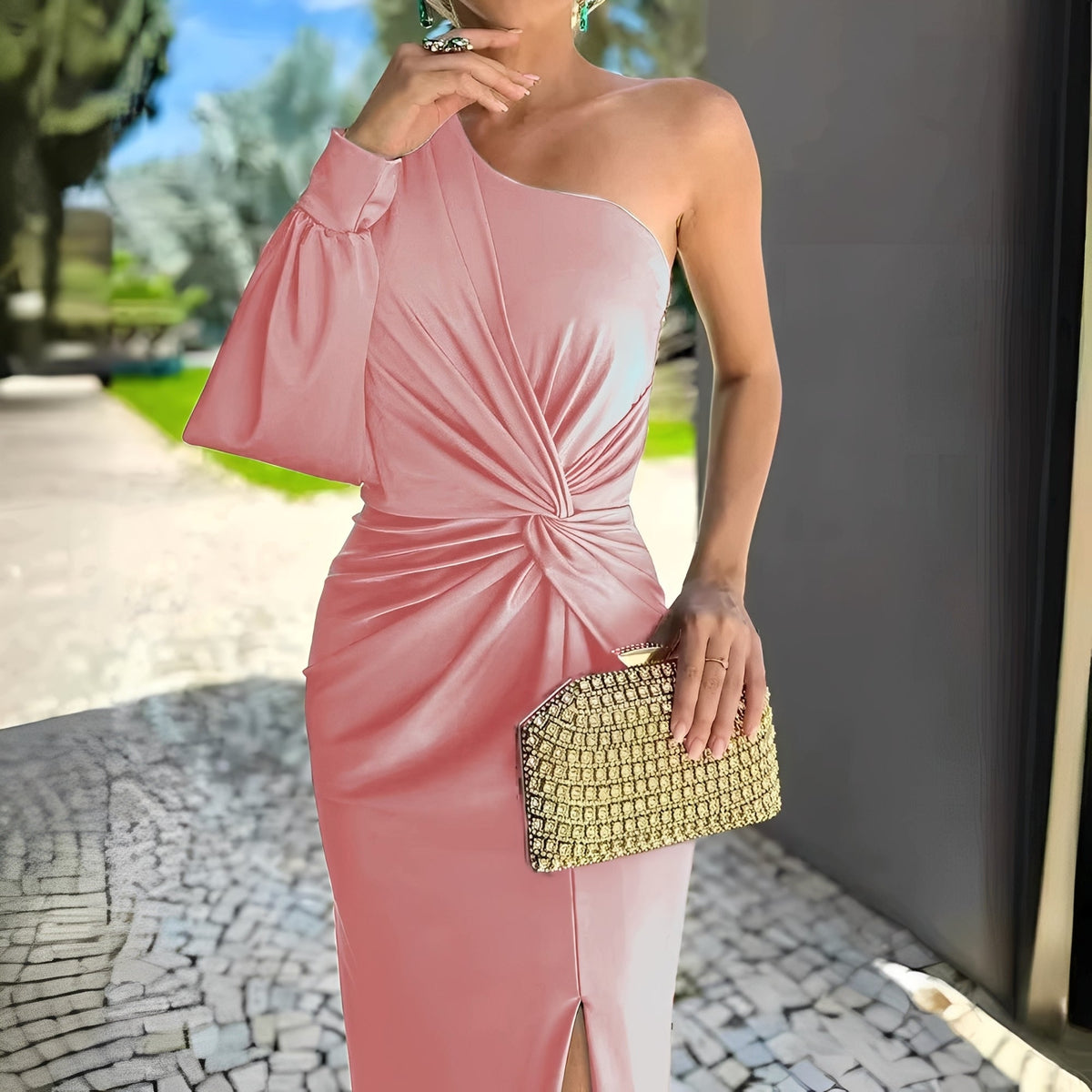 Erica - Robe longue avec épaules asymétriques et fente pour femmes