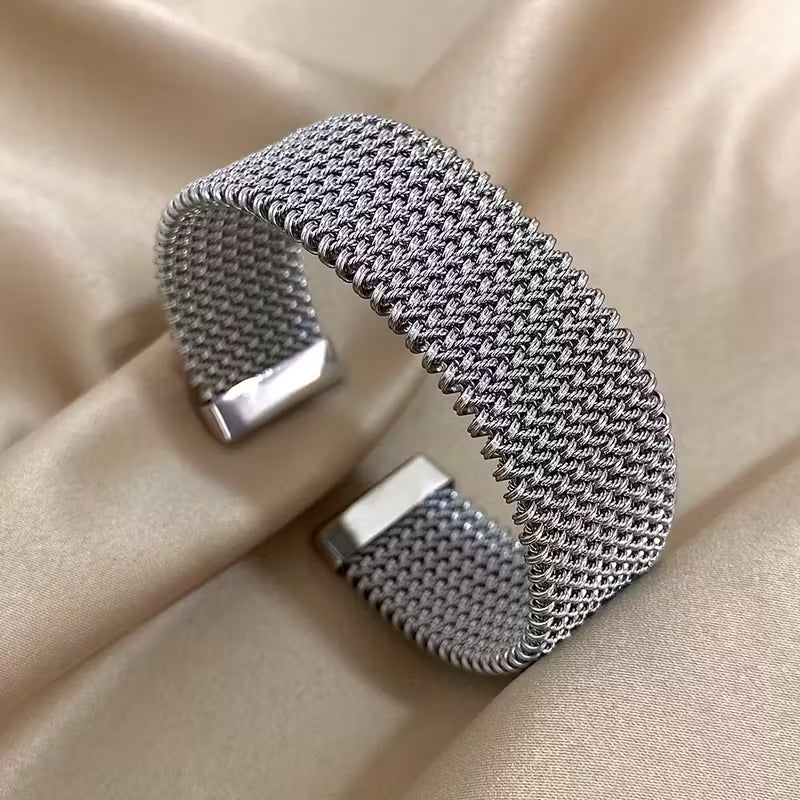 Raya – Bracelet en acier titane avec câble gravé