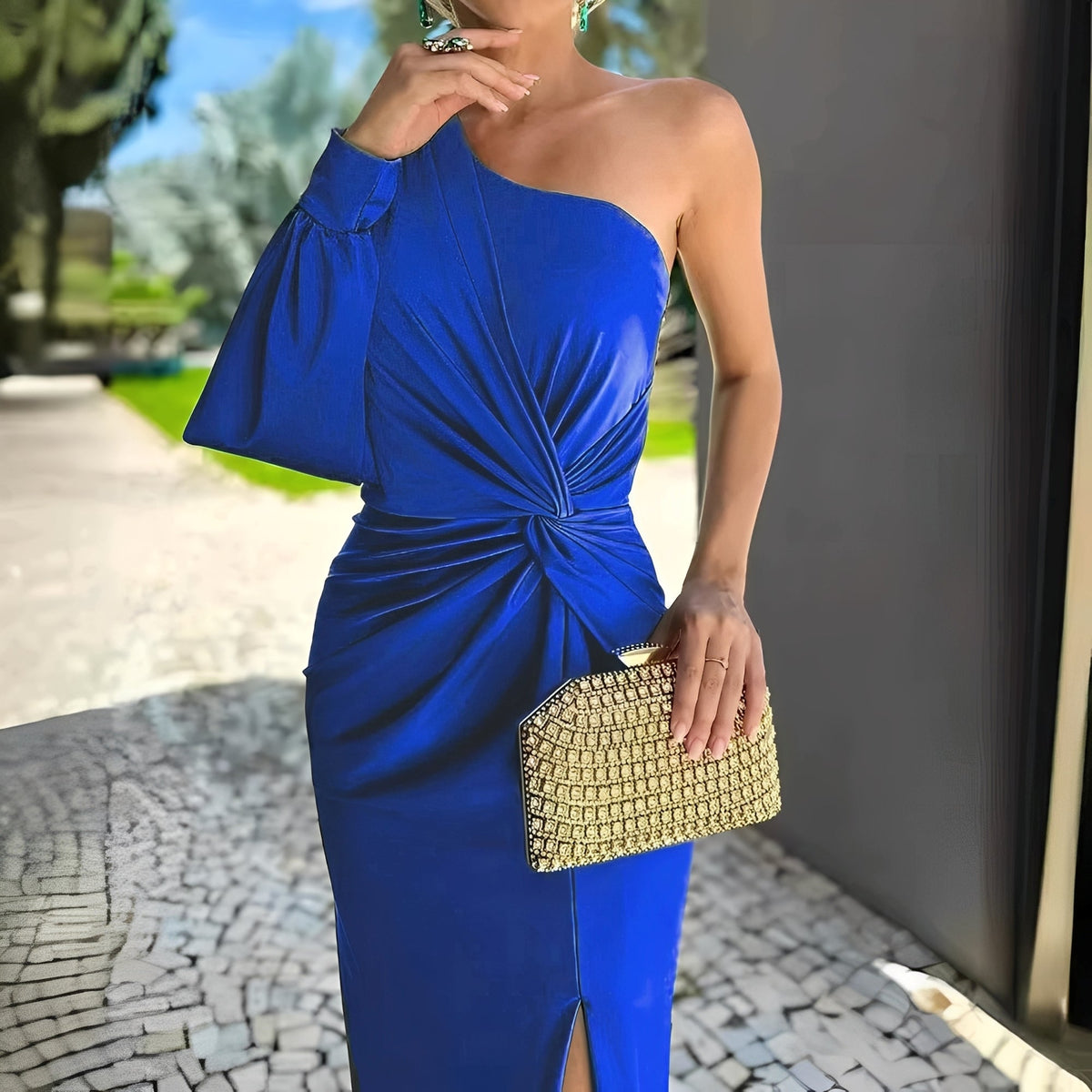 Erica - Robe longue avec épaules asymétriques et fente pour femmes