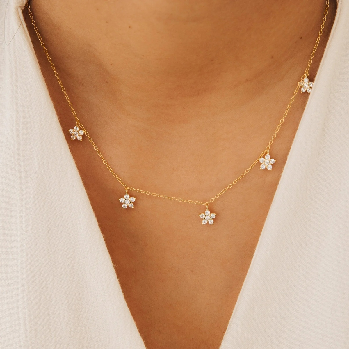 Collier délicat en fleurs de diamant