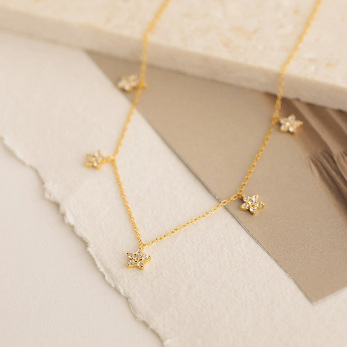 Collier délicat en fleurs de diamant
