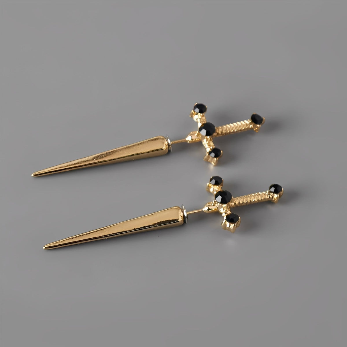 Lionore – Boucles d'oreilles gothiques en forme d'épée