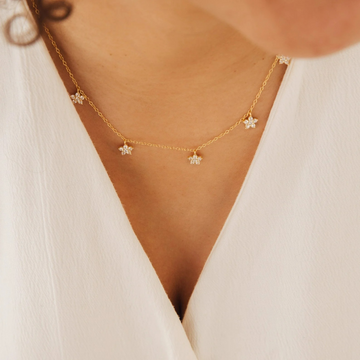 Collier délicat en fleurs de diamant