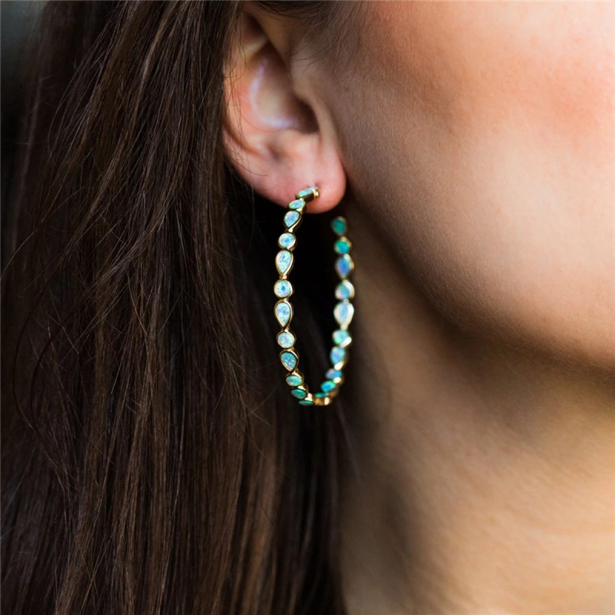 Élégance lumineuse - Boucles d'oreilles en opale bleue et or