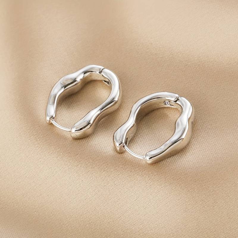 Boucles d'oreilles en créoles irrégulières - Boucles d'oreilles en créoles de forme irrégulière