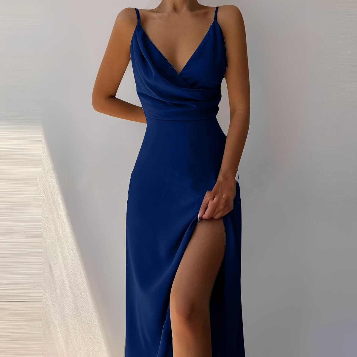 Angela - Robe chic à bretelles avec fente pour femmes