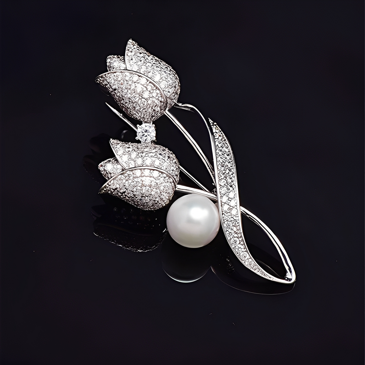 Jackie – Broche de tulipe dorée avec zircon et perle, or