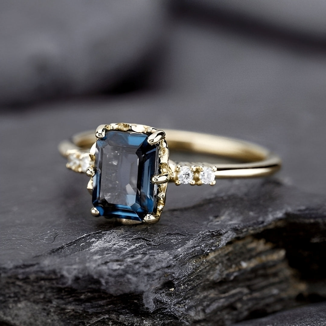 Sza – bague dorée vintage et cristal bleu