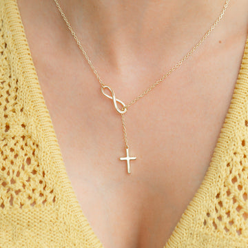 Yuna – Collier avec pendentif en croix infinie
