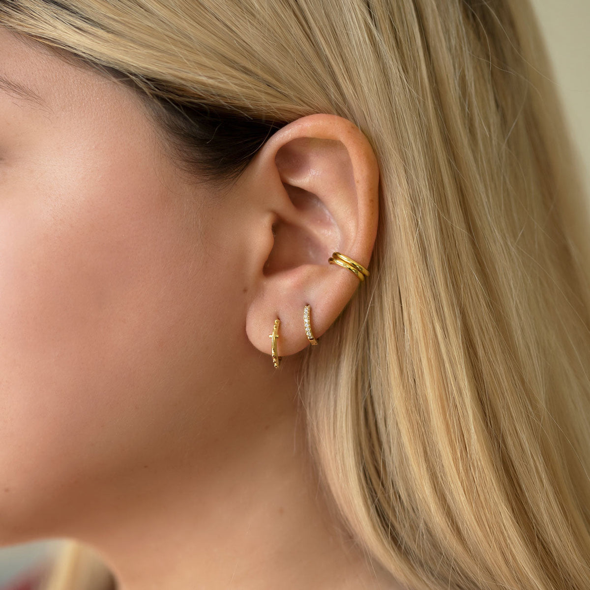 Boucles d'oreilles Huggie fines avec Cristaux Pave