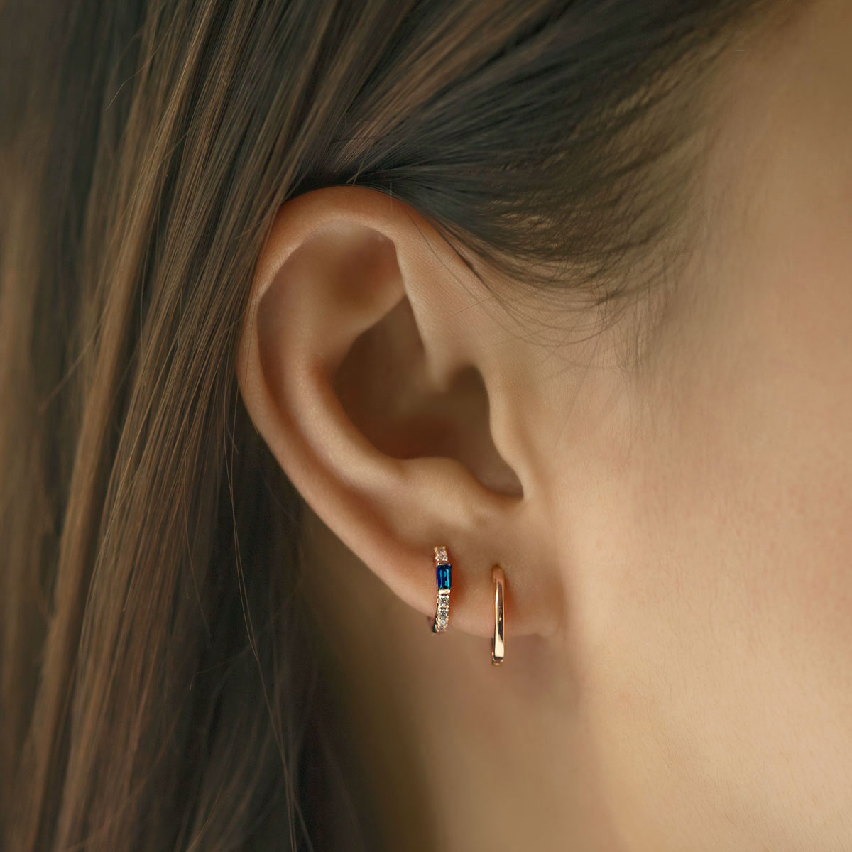 Boucles d'oreilles Huggie en baguette (Saphir bleu)