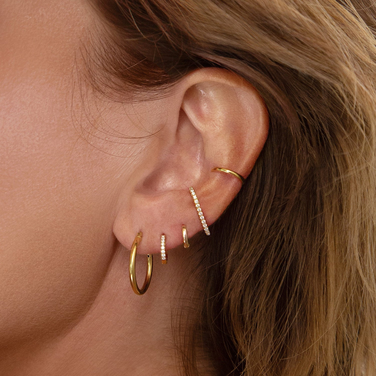 Boucles d'oreilles Huggie fines avec Cristaux Pave