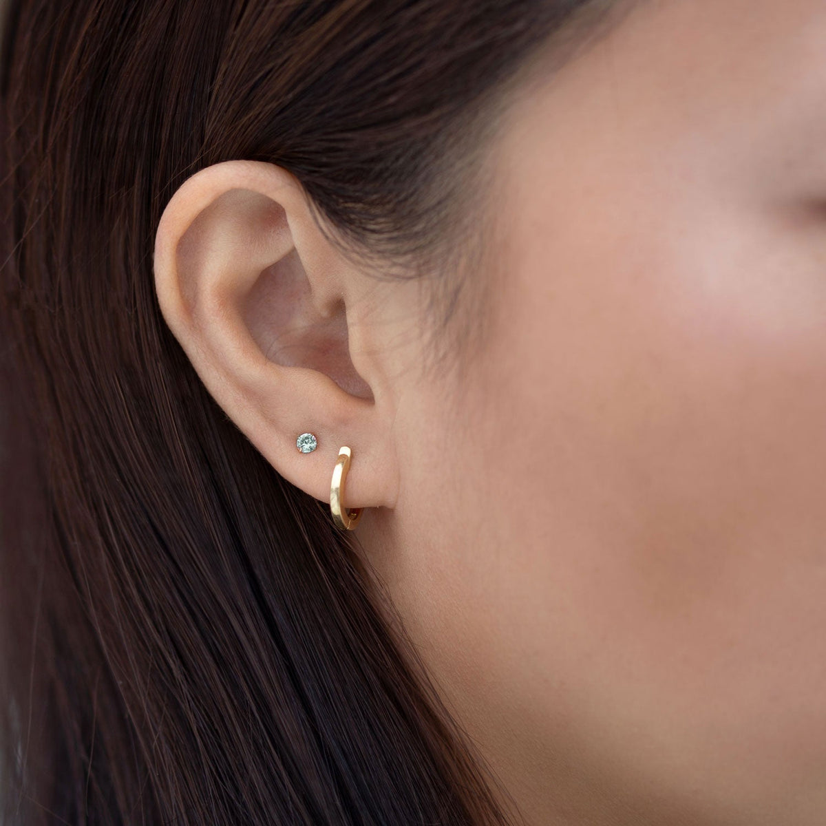 Boucles d'oreilles de naissance minuscules (aigue-marine)