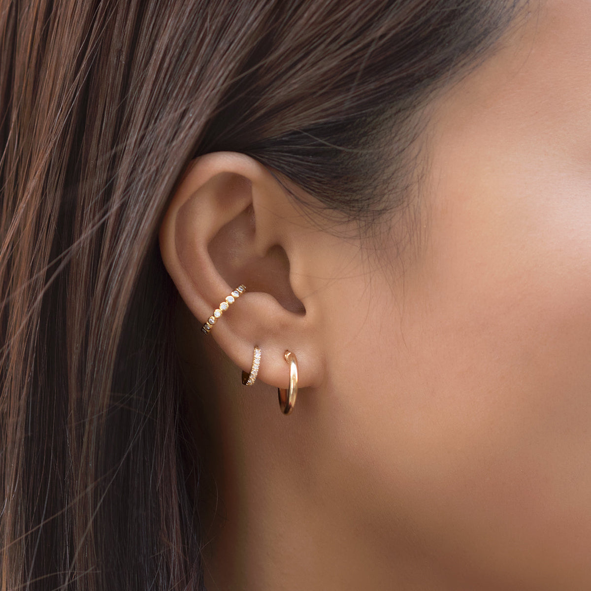Boucles d'oreilles Huggie fines avec Cristaux Pave