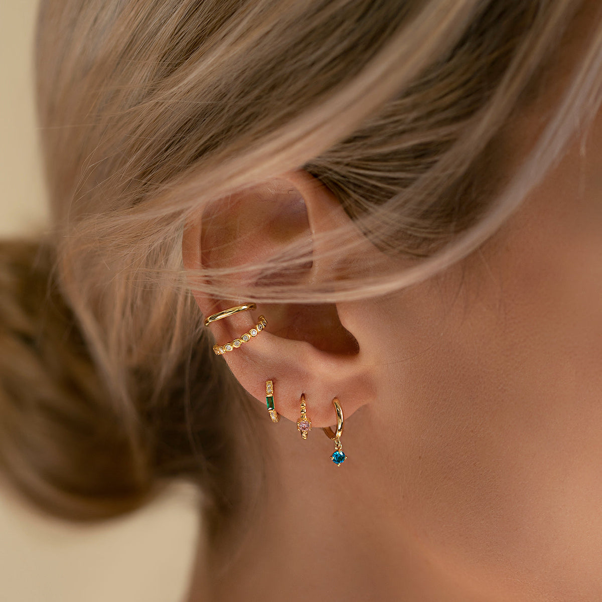 Boucles d'oreilles Huggie en baguette de pierre précieuse (émeraude)