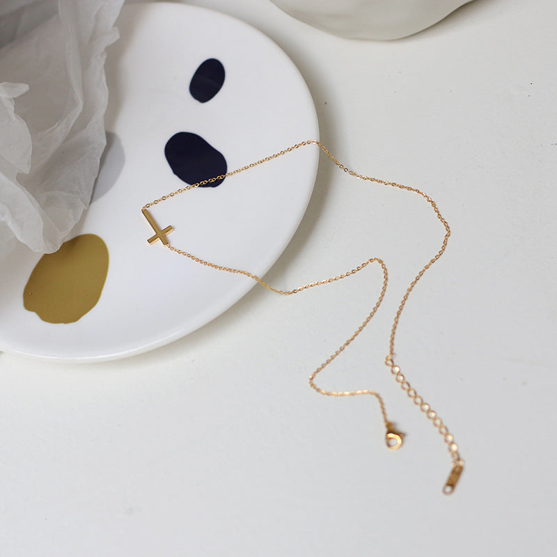 Nelly – Collier croix minimaliste en or