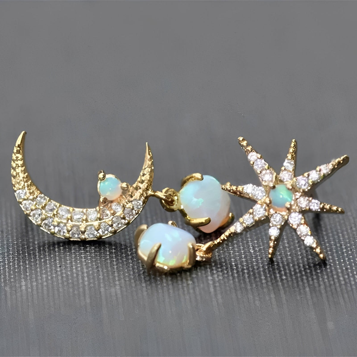 Astra – Boucles d'oreilles Dorées de Lune et Étoile en Opale