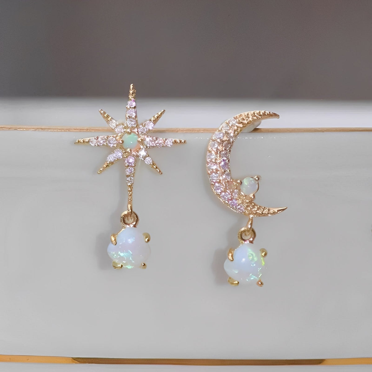 Astra – Boucles d'oreilles Dorées de Lune et Étoile en Opale