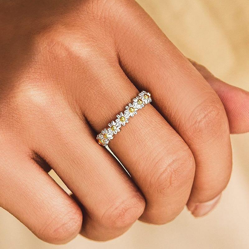 Flavia – Bague ajustable marguerite en argent émaillé