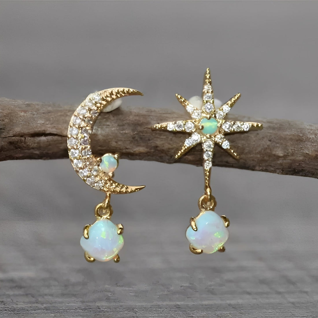 Astra – Boucles d'oreilles Dorées de Lune et Étoile en Opale