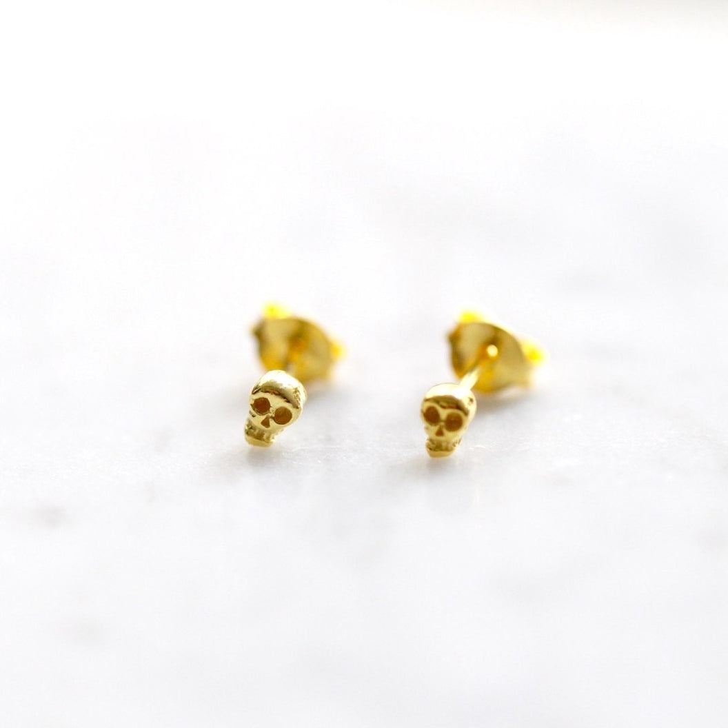 Reem - petites boucles d'oreilles en tête de mort