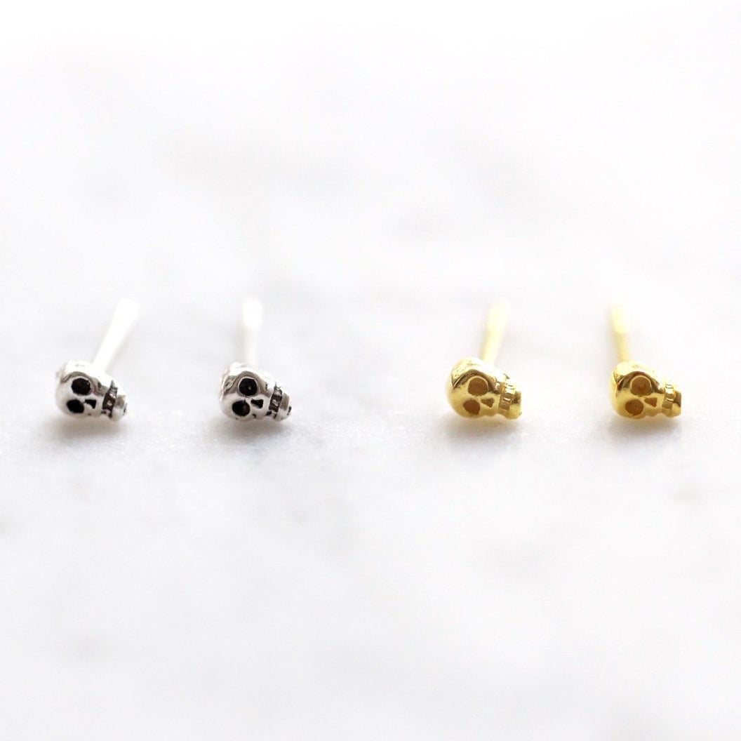 Reem - petites boucles d'oreilles en tête de mort