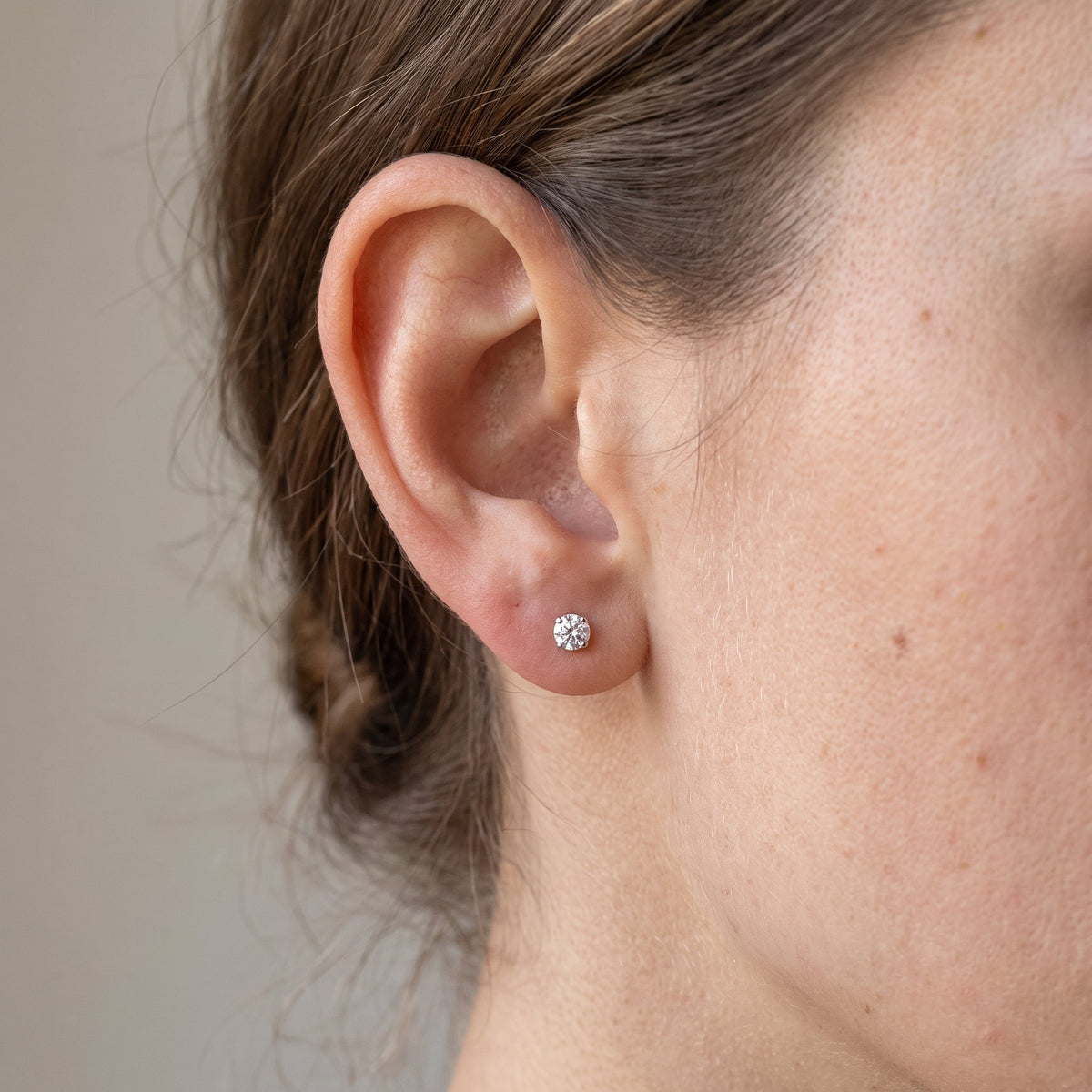 Boucles plates sans vis de 2 mm avec CZ