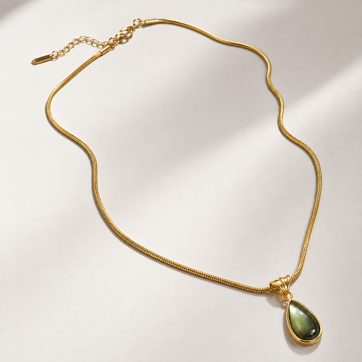 Collier en goutte en vert sirène avec or