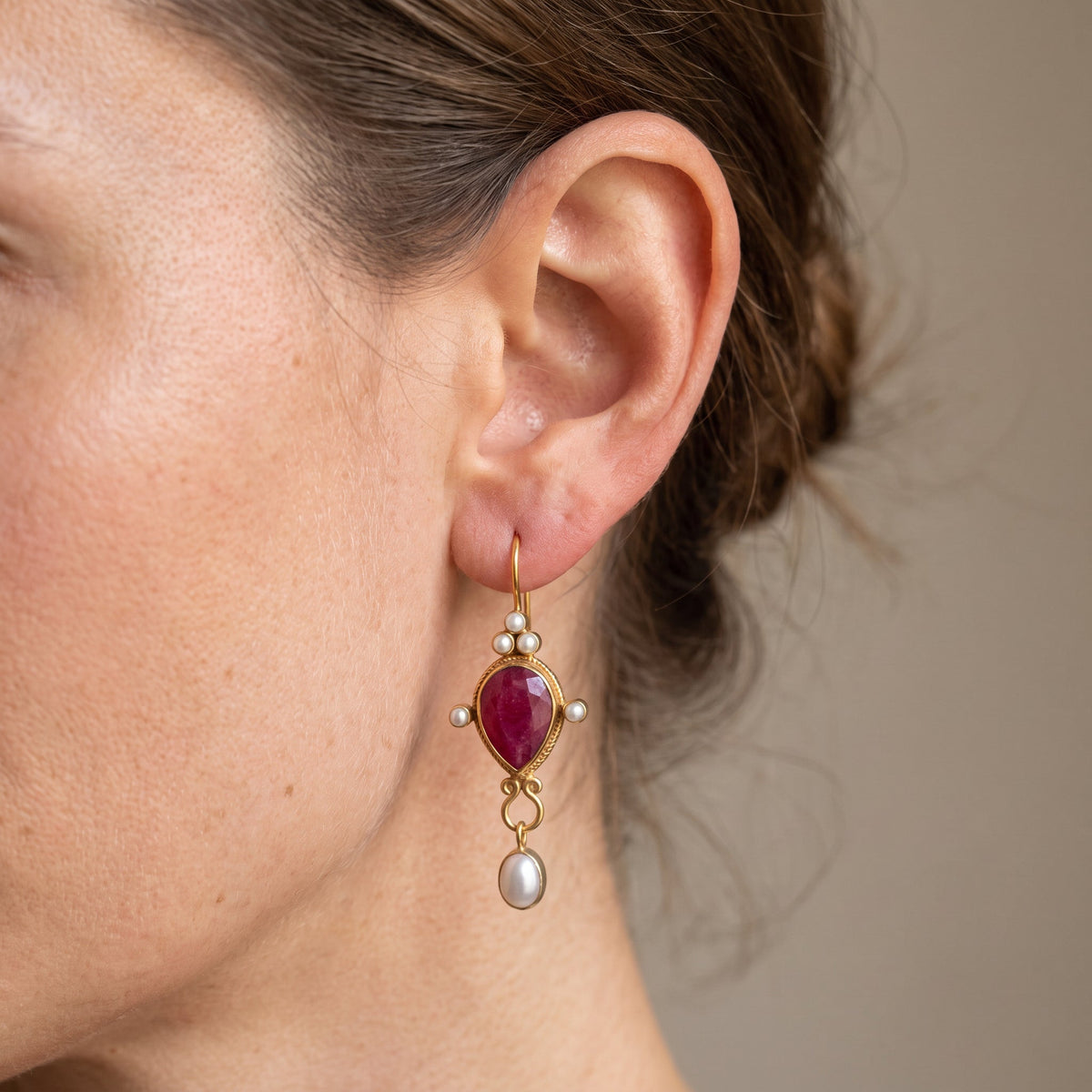 Soline – boucles raffinées avec perle et rubis