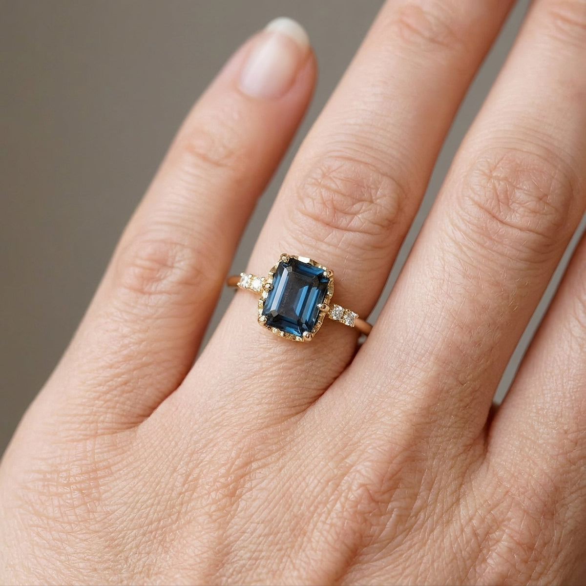 Sza – bague dorée vintage et cristal bleu