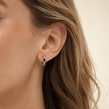Boucles d'oreilles Huggie en baguette (Saphir bleu)