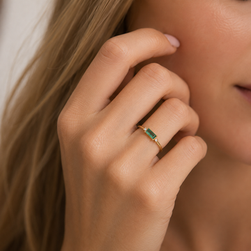 Fen - Bague baguette douce avec zirconia verte
