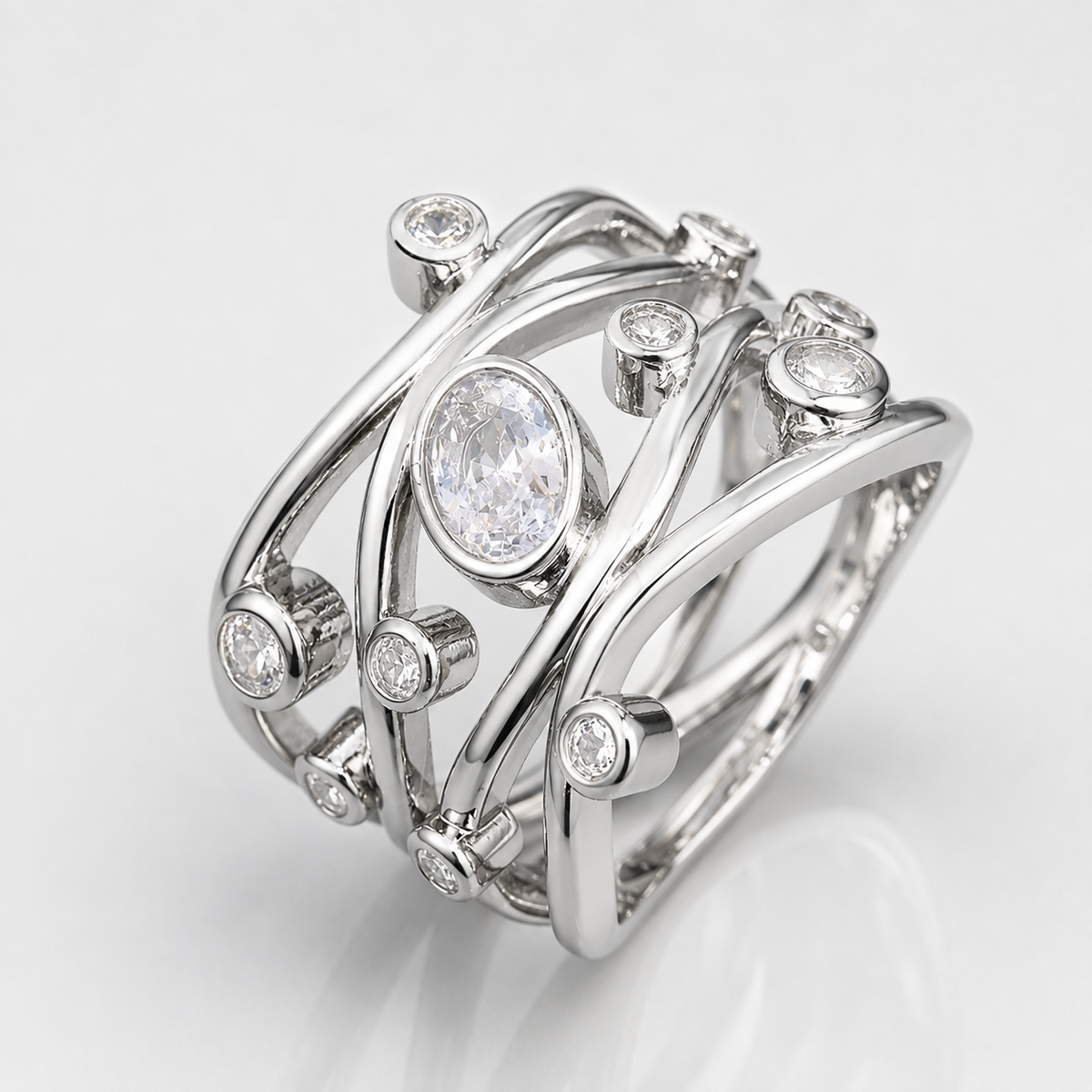 Inara – Bague vintage en argent avec zircon irrégulier