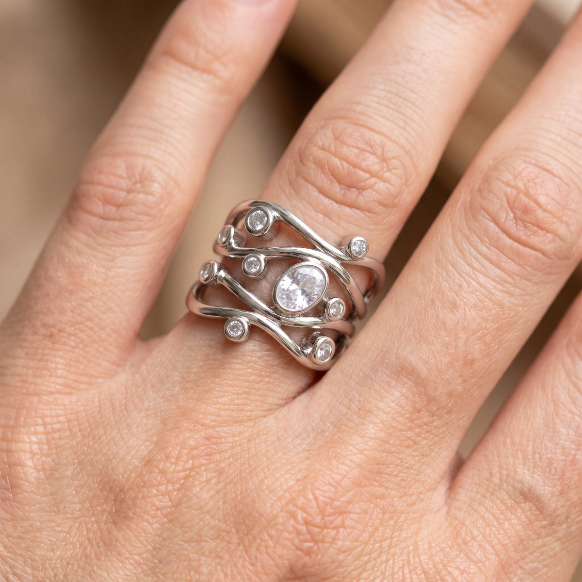 Inara – Bague vintage en argent avec zircon irrégulier
