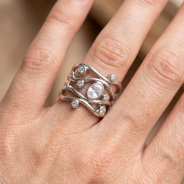 Inara – Bague vintage en argent avec zircon irrégulier