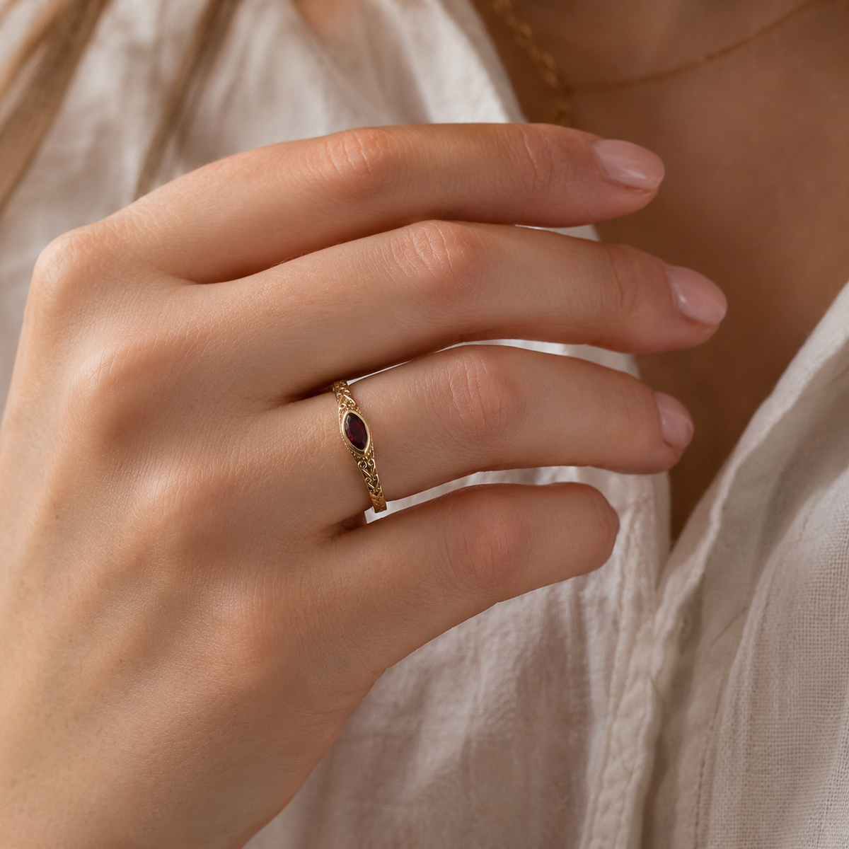 Olga – Bague en or avec pierre rétro rouge