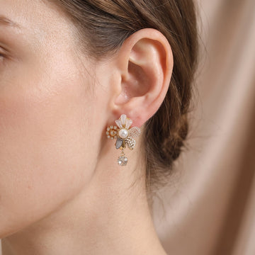 Boucles d'oreilles en fleurs de perles et franges en cristal