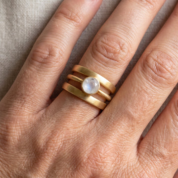 Jaira – Bague vintage en or avec pierre de lune intégrée