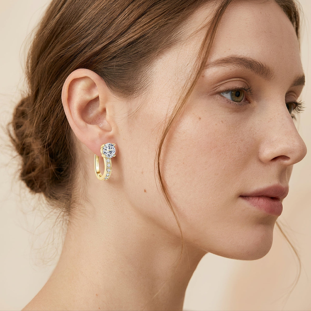 Nathalie – Boucles d'oreilles Huggie en Moissanite en or 18K