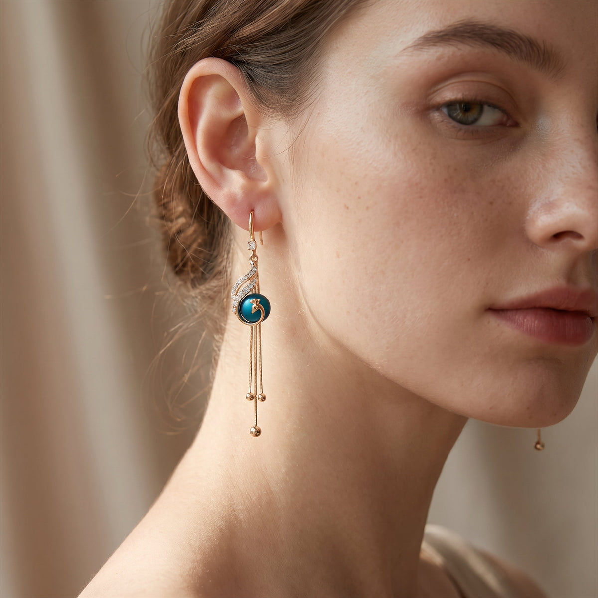 Sheynn – Boucles d'oreilles festives avec perles bleues