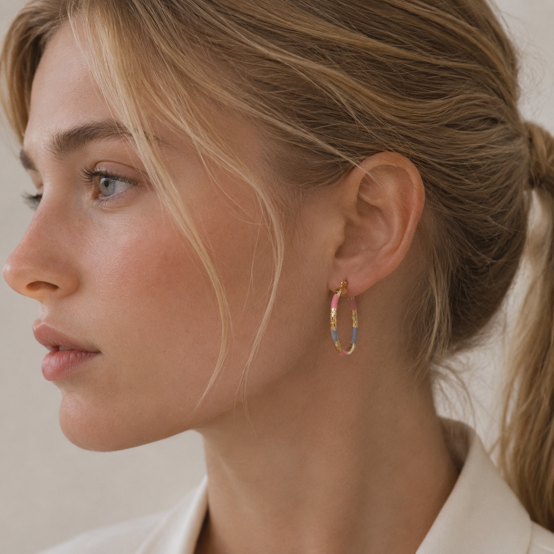 Delphine – Boucles d'oreilles Dorées Vintage avec Couleurs