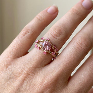 Elina – Bague dorée enchantée avec cristal rose et fleurs