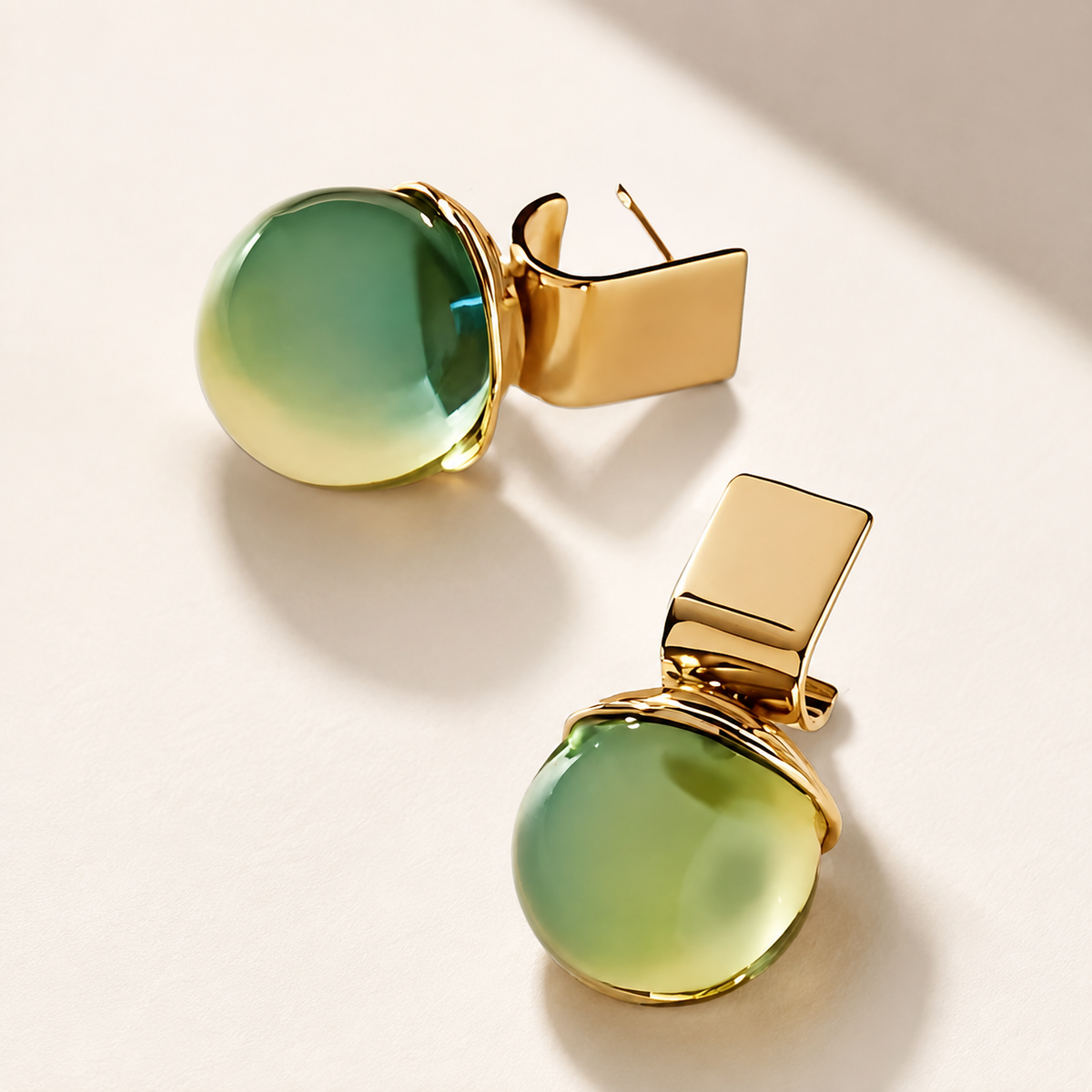 Charlie - Boucles d'oreilles vintage avec cristal vert et accents dorés