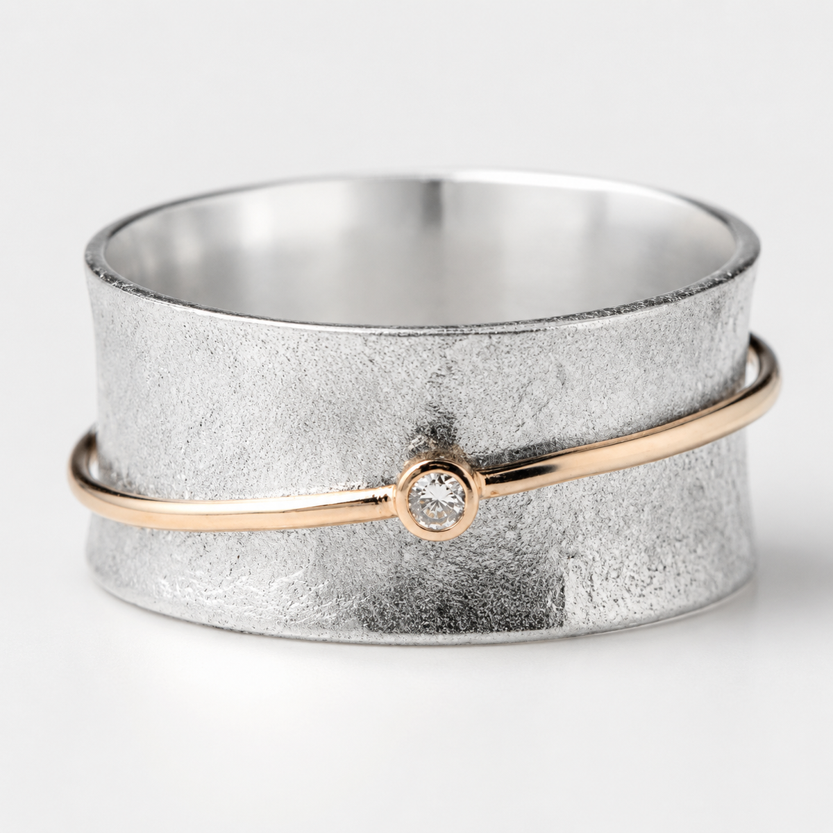 Eloise – Bague en argent avec ligne vintage dorée et zirconiums