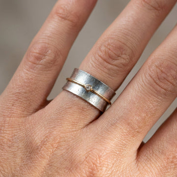 Eloise – Bague en argent avec ligne vintage dorée et zirconiums