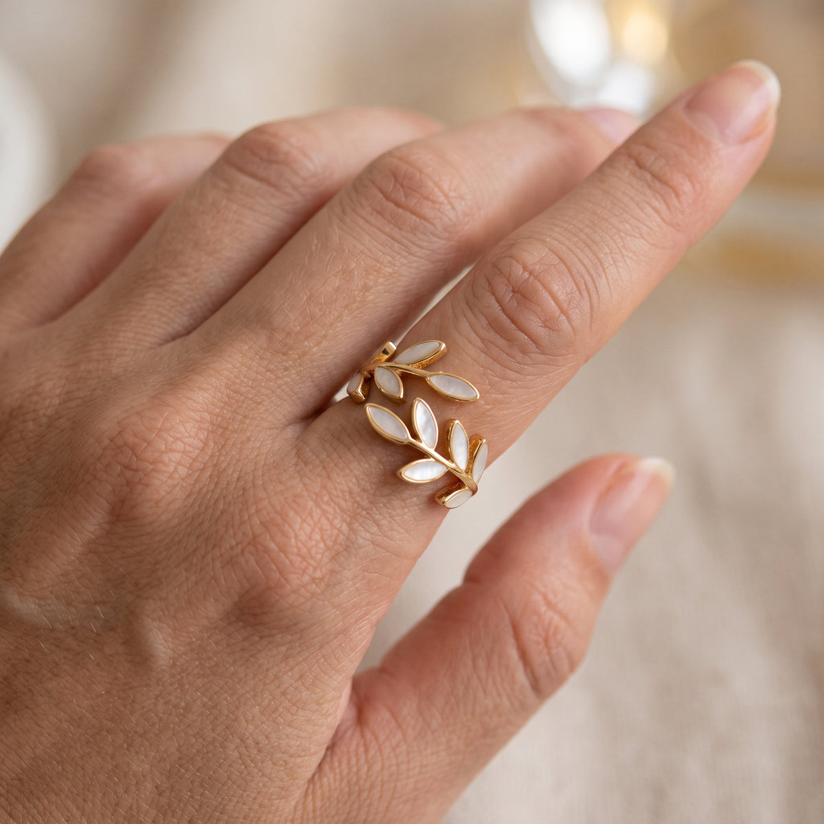 Auriane – Bague dorée feuille et opale blanche