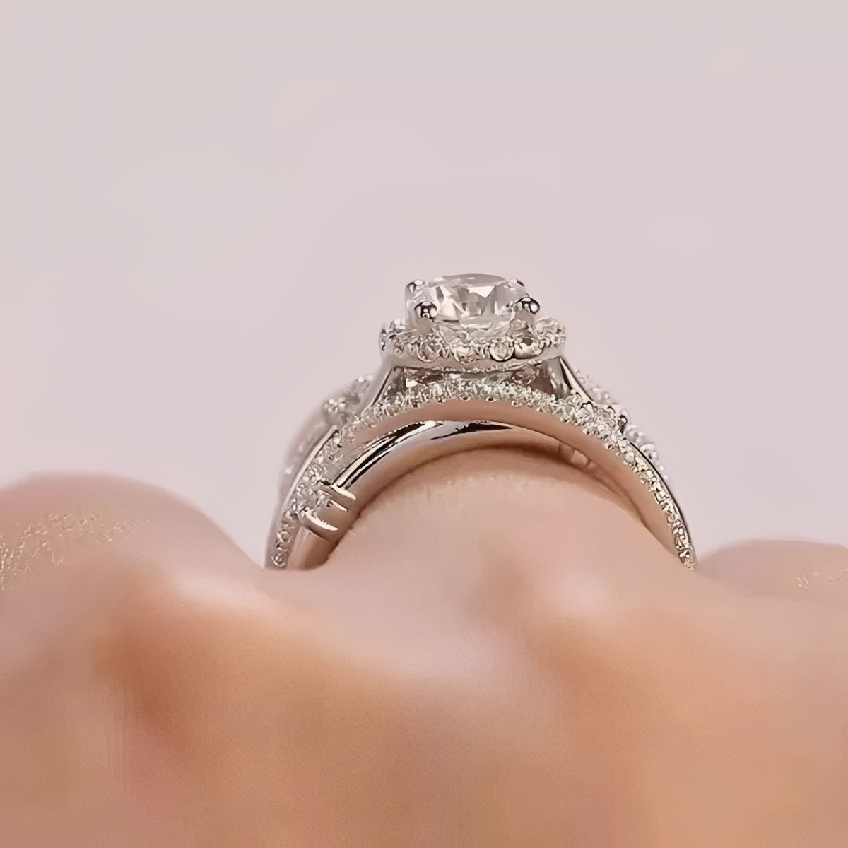 Ivanna – Bague avec zirconias brillantes entrelacées